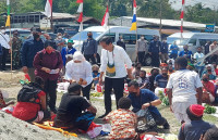 Jokowi Beri Bantuan Modal Usaha kepada Pedagang Pasar Tradisional Doyo